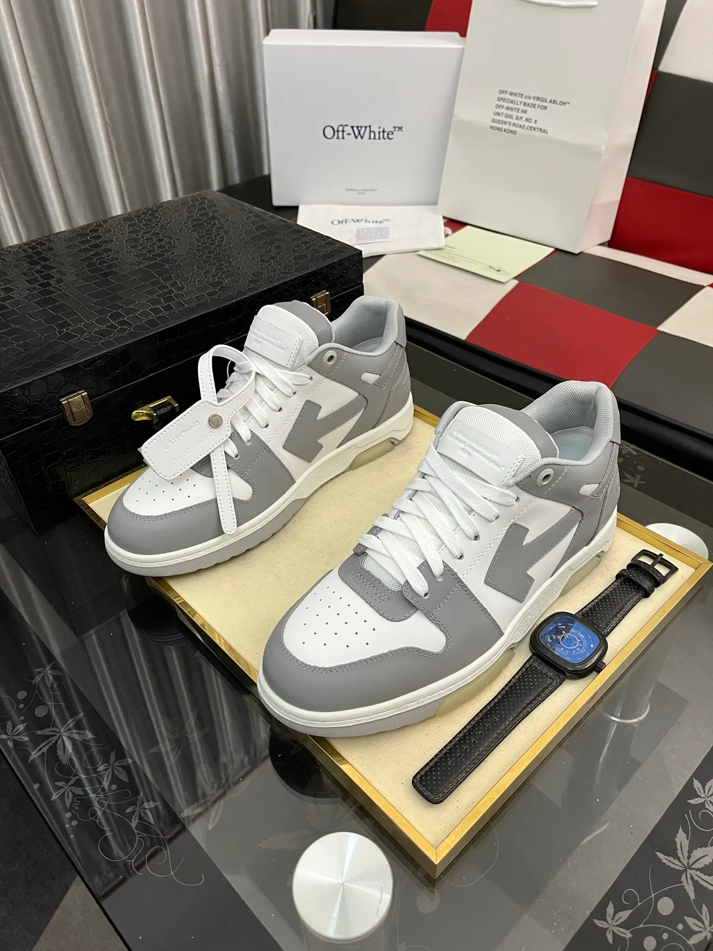 Men's shoes 💰600⌚️⌚️ OFF-White C/O VirGil Abloh fashionable and versatile casual shoes. Exclusive first release of the new model. Made of environmentally friendly cowhide leather and mesh fabric upper material. The insole is embedded with foam cushioning EVA material. The correct midsole is equipped with EVA lightweight cushioning. External tooth nail rubber outsole. The correct accessories can be customized simultaneously. Women's model: 35-40 Men's model: 39-45